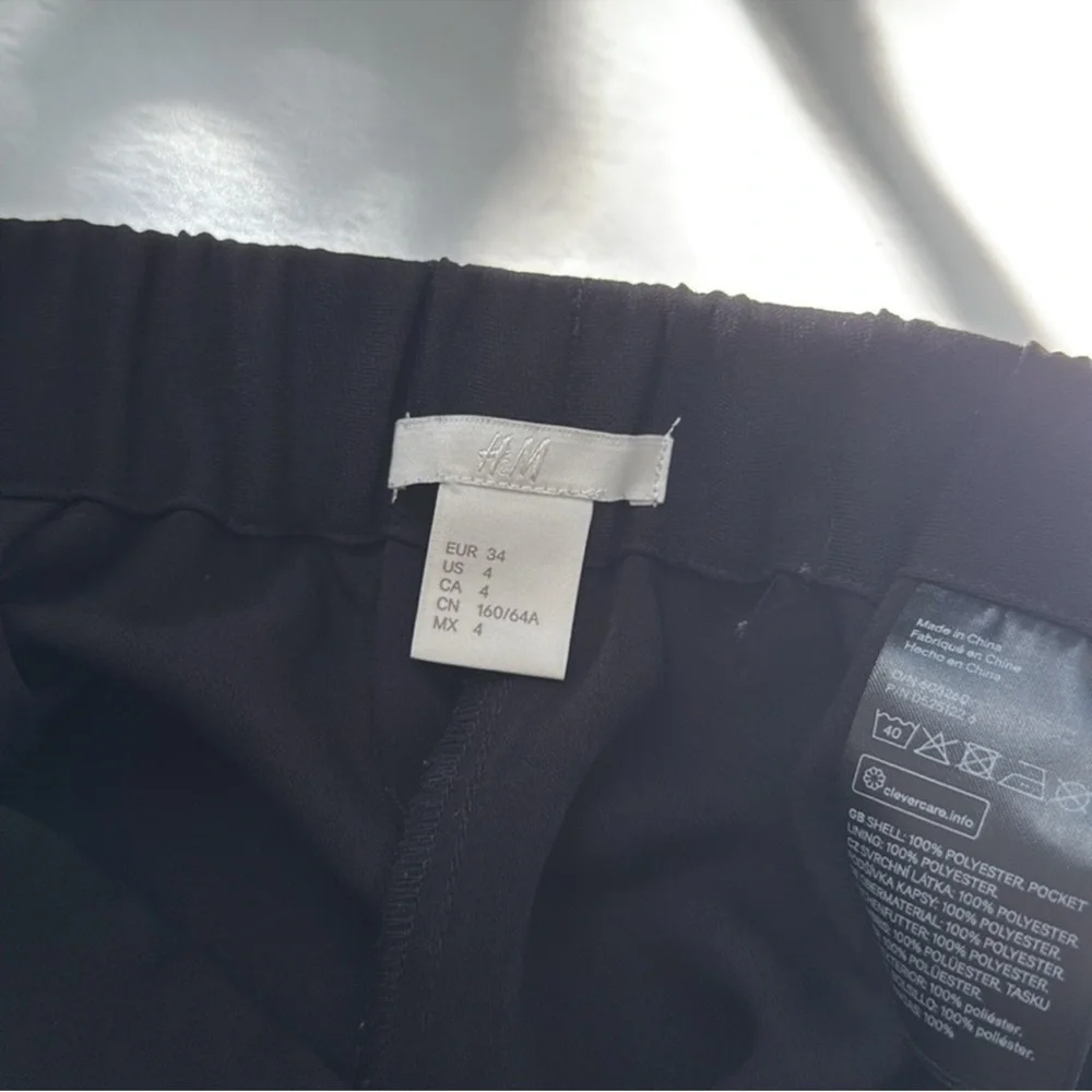 H&M pleat detail black shorts - Picture 2 of 5